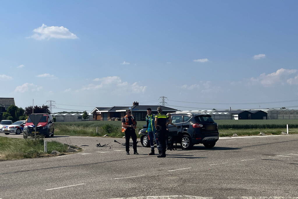 Auto op zijn kant bij botsing