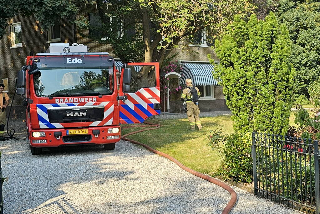 Hevige brand op bovenverdieping van woning
