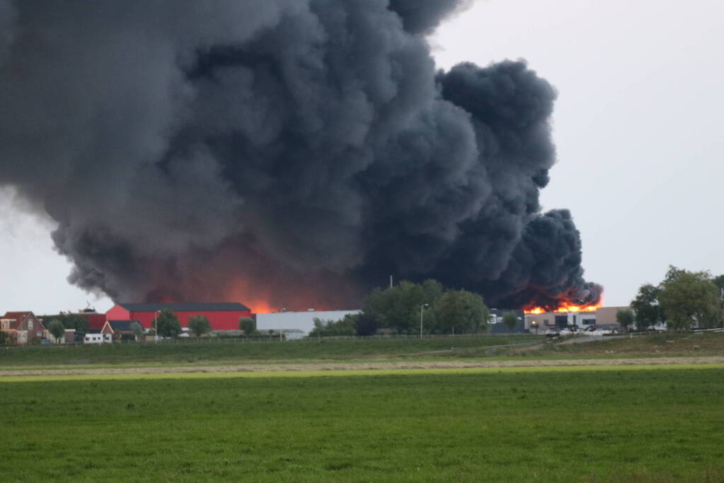 Enorme brand in houthandel