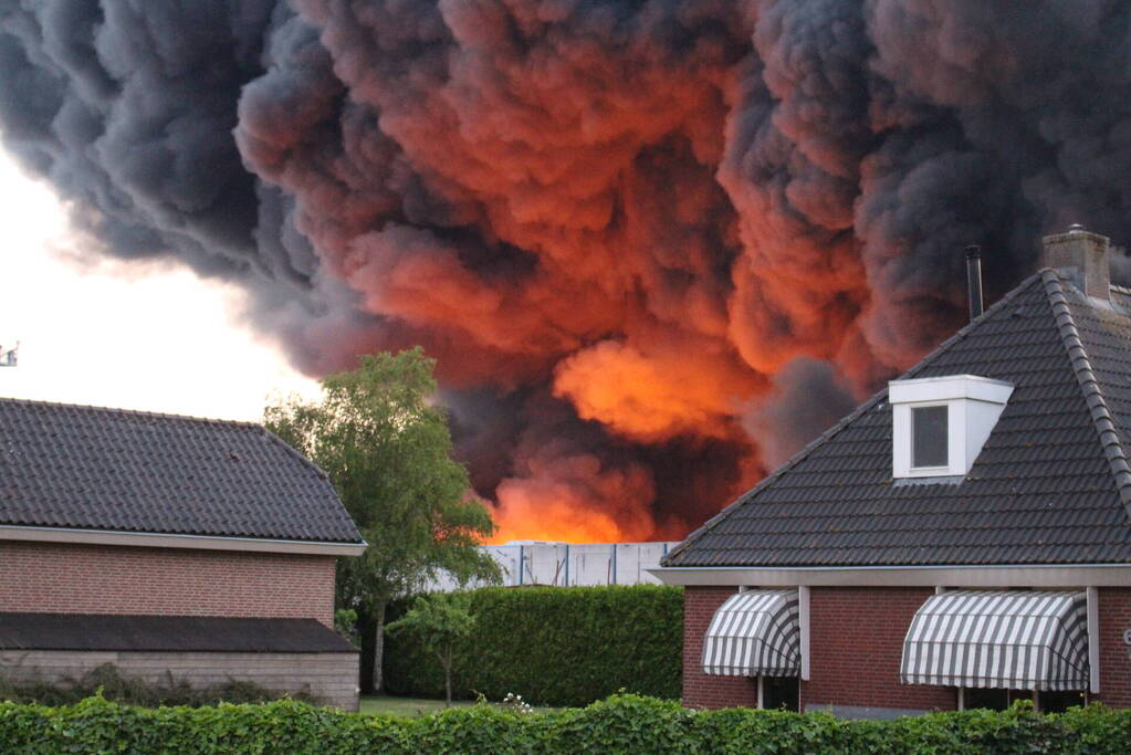 Enorme brand in houthandel