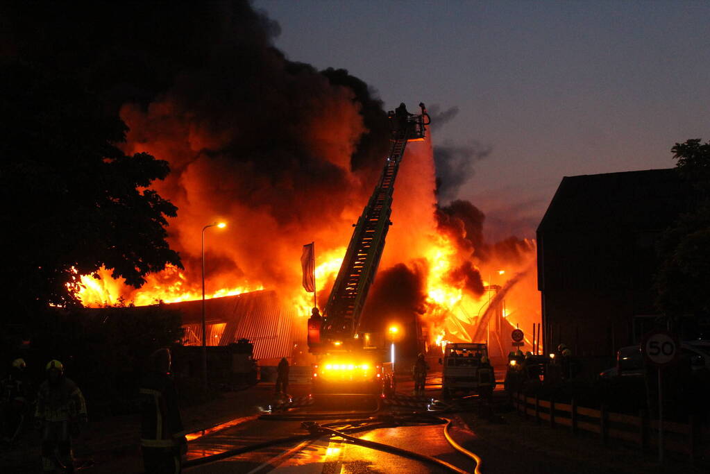 Enorme brand in houthandel