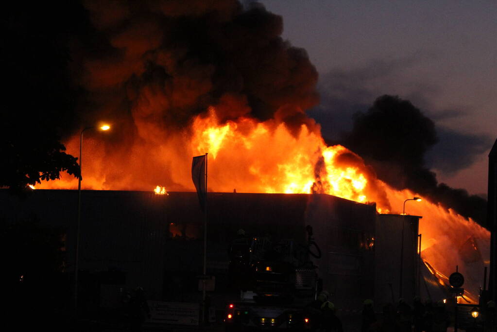 Enorme brand in houthandel