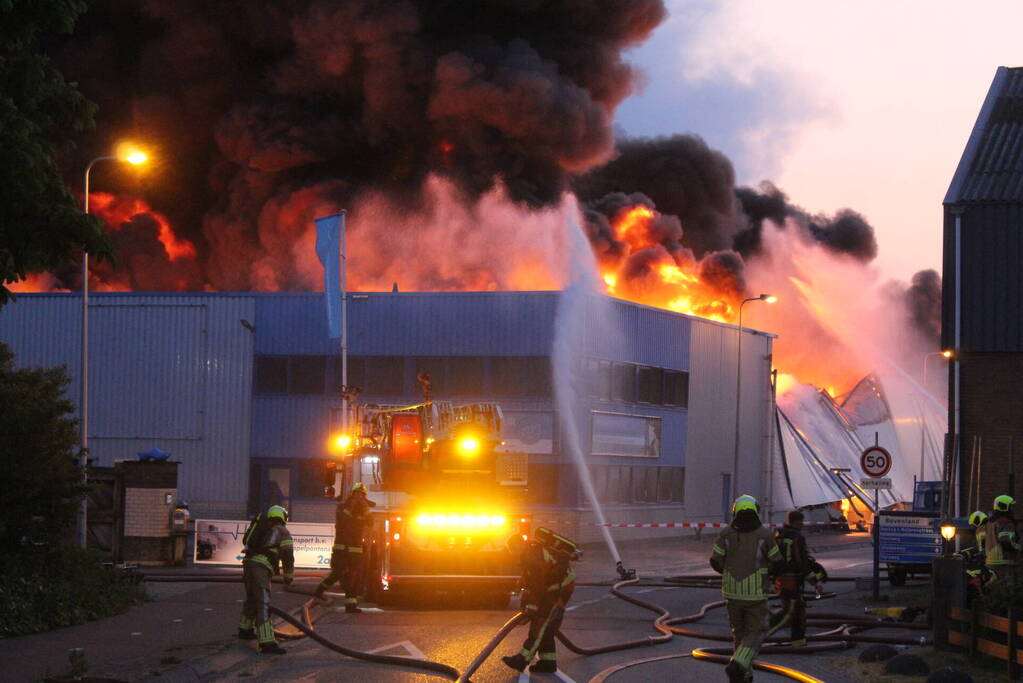 Enorme brand in houthandel