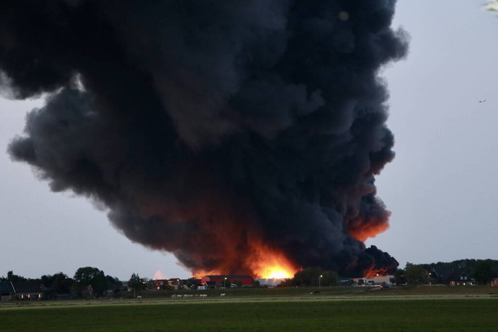 Enorme brand in houthandel