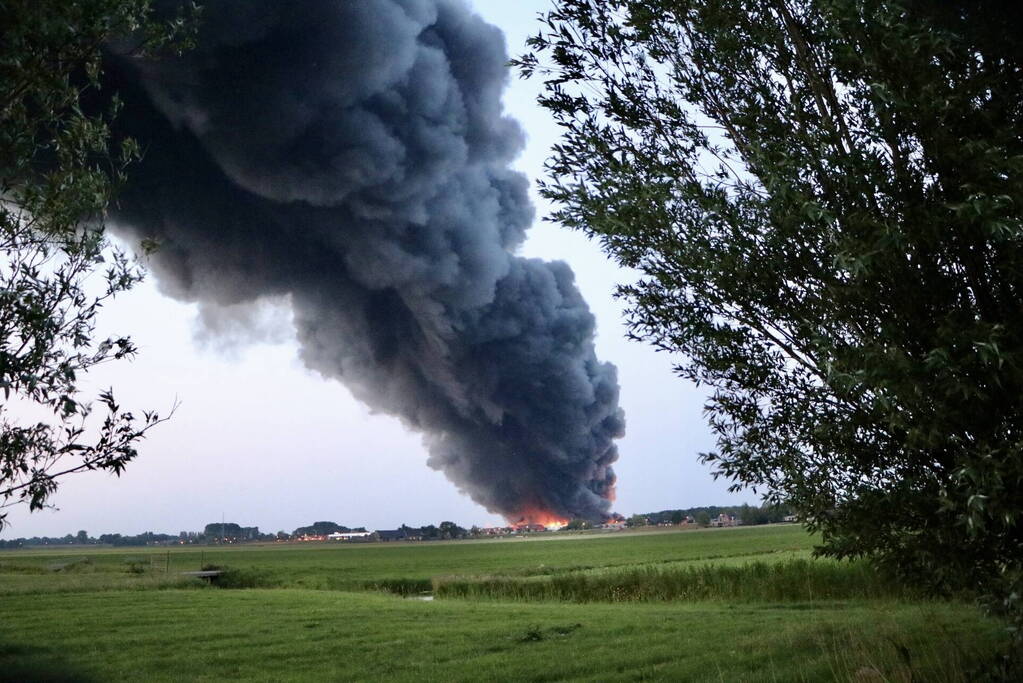 Enorme brand in houthandel