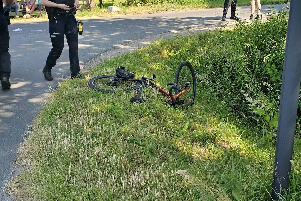 Fietser zwaargewond bij aanrijding met bestelbus