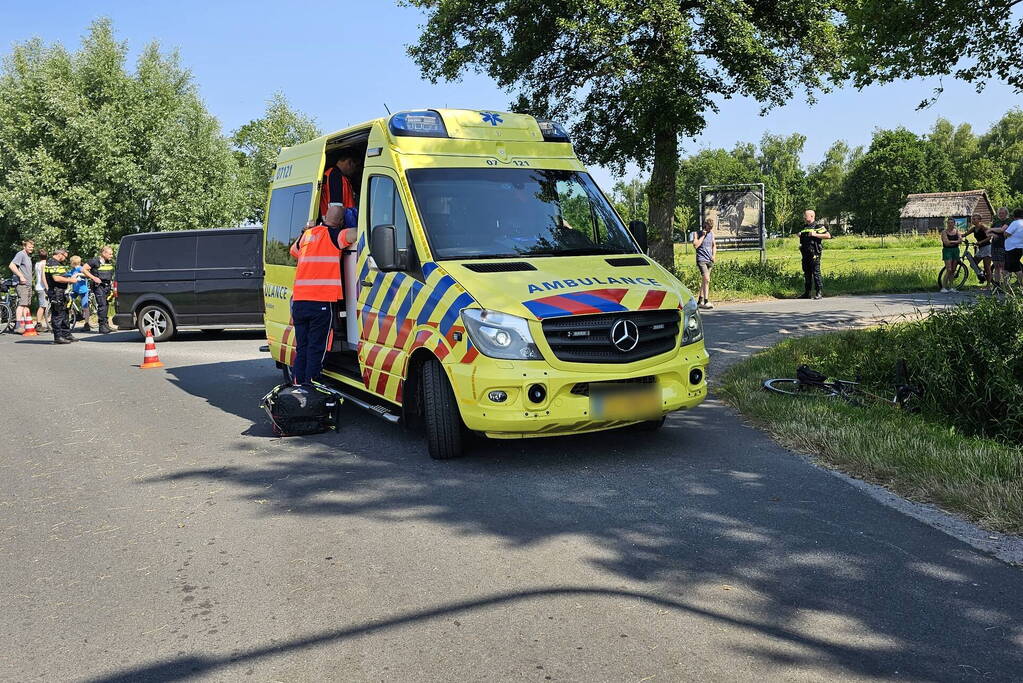 Fietser zwaargewond bij aanrijding met bestelbus