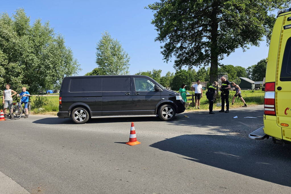 Fietser zwaargewond bij aanrijding met bestelbus
