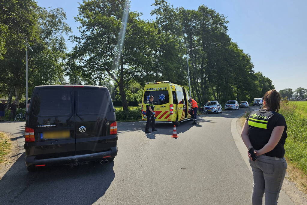 Fietser zwaargewond bij aanrijding met bestelbus