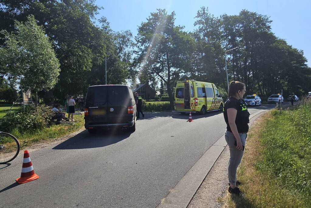 Fietser zwaargewond bij aanrijding met bestelbus