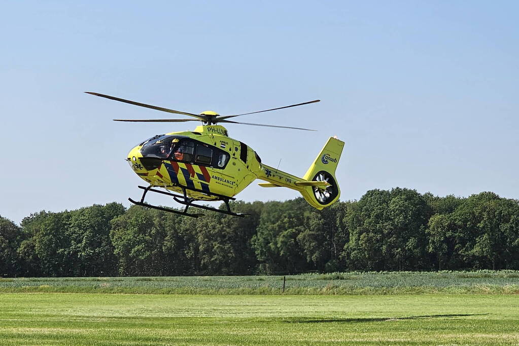 Fietser zwaargewond bij aanrijding met bestelbus