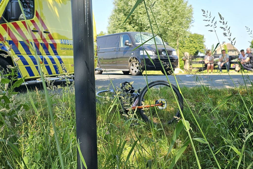 Fietser zwaargewond bij aanrijding met bestelbus