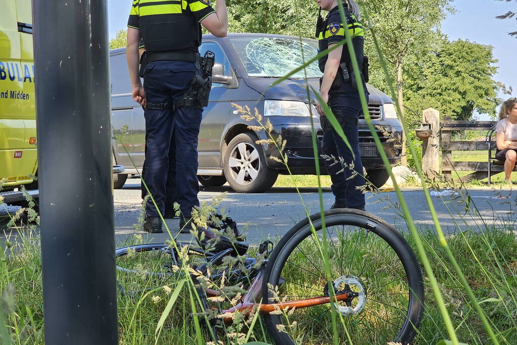 Fietser zwaargewond bij aanrijding met bestelbus