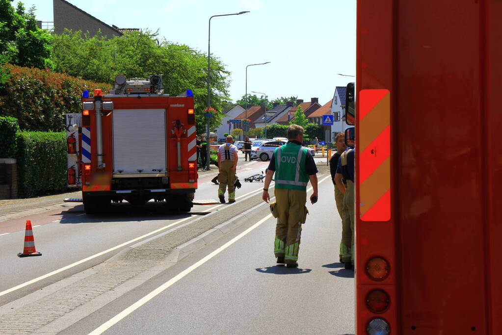 Fietser ernstig gewond bij aanrijding met busje