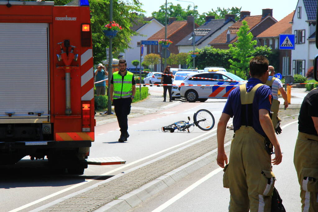 Fietser ernstig gewond bij aanrijding met busje