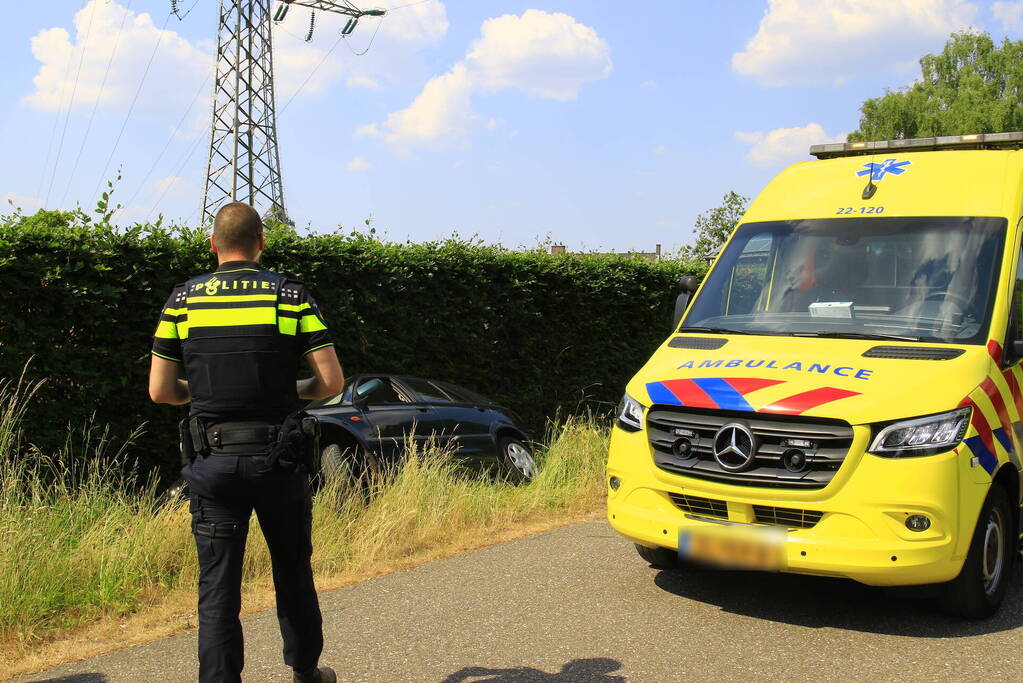 Auto in sloot tijdens keren bij landbouwsluis