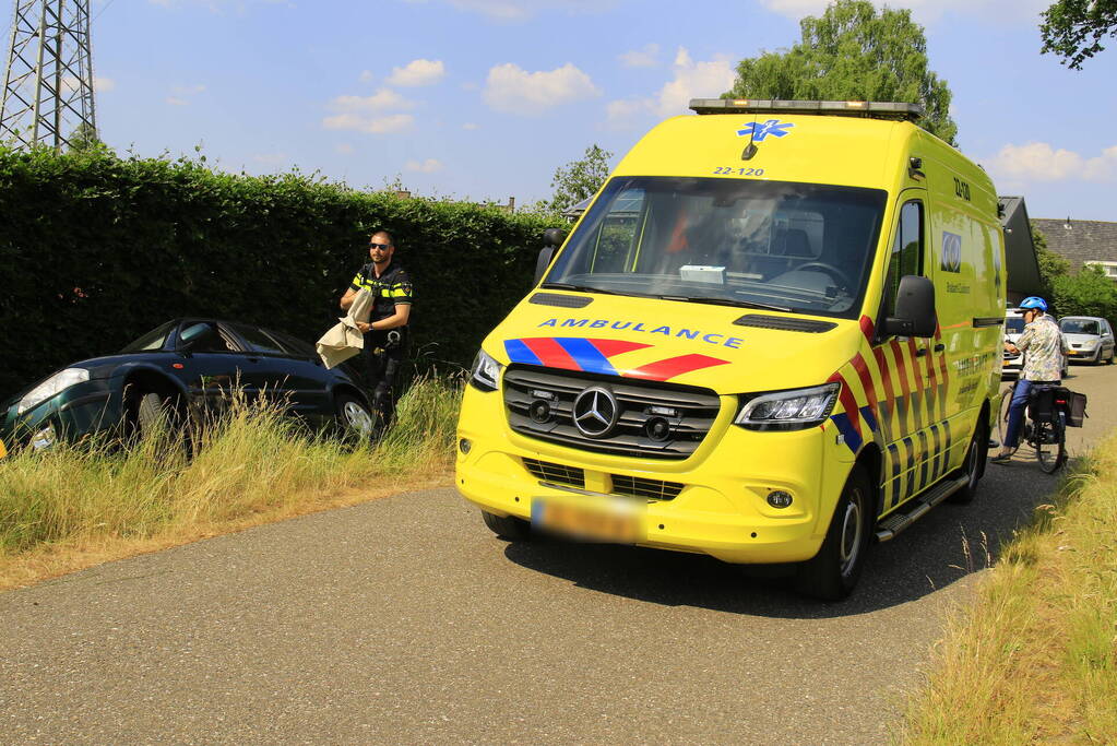 Auto in sloot tijdens keren bij landbouwsluis