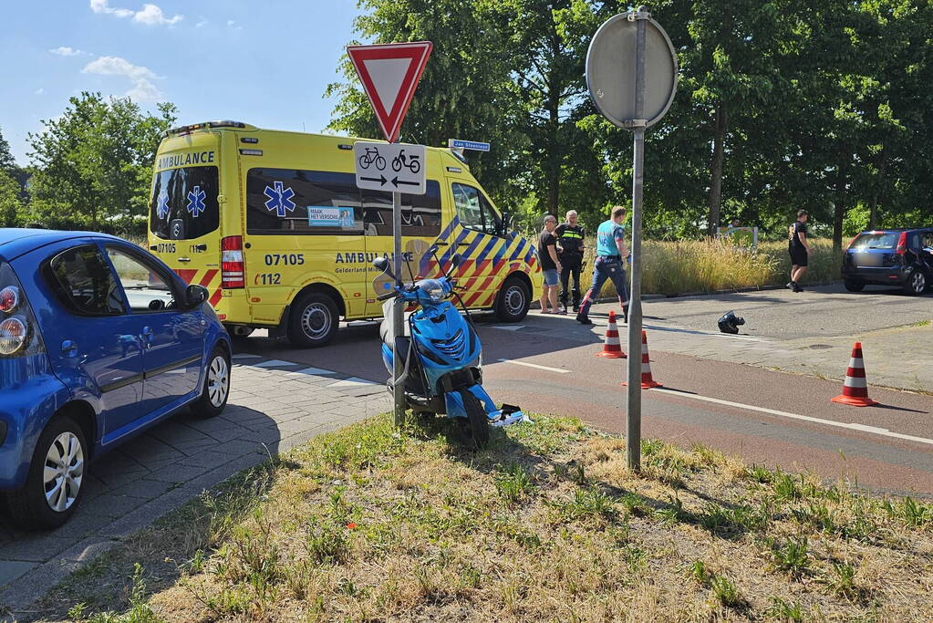 Scooterrijder aangereden door auto