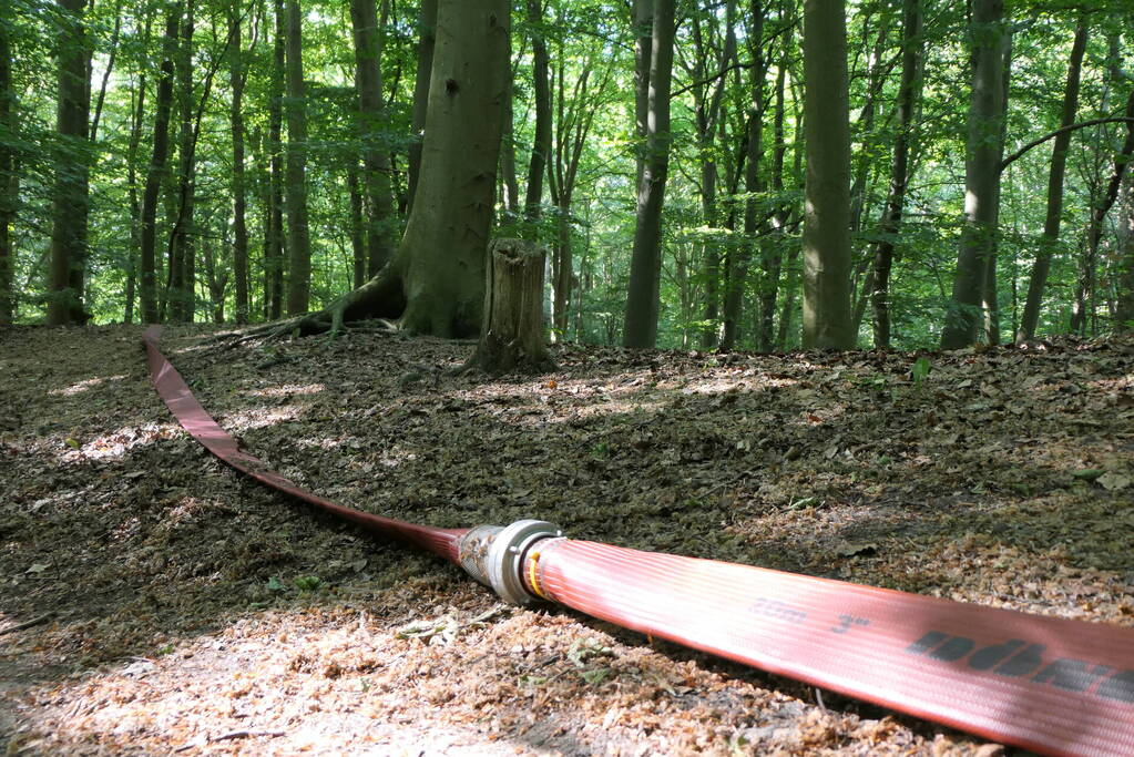 Brandweer blust smeulende delen in duingebied