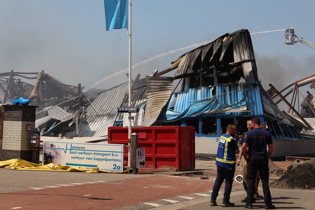 Crashtender ingezet bij nablussen zeer grote industriebrand