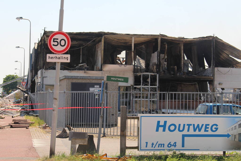 Crashtender ingezet bij nablussen zeer grote industriebrand