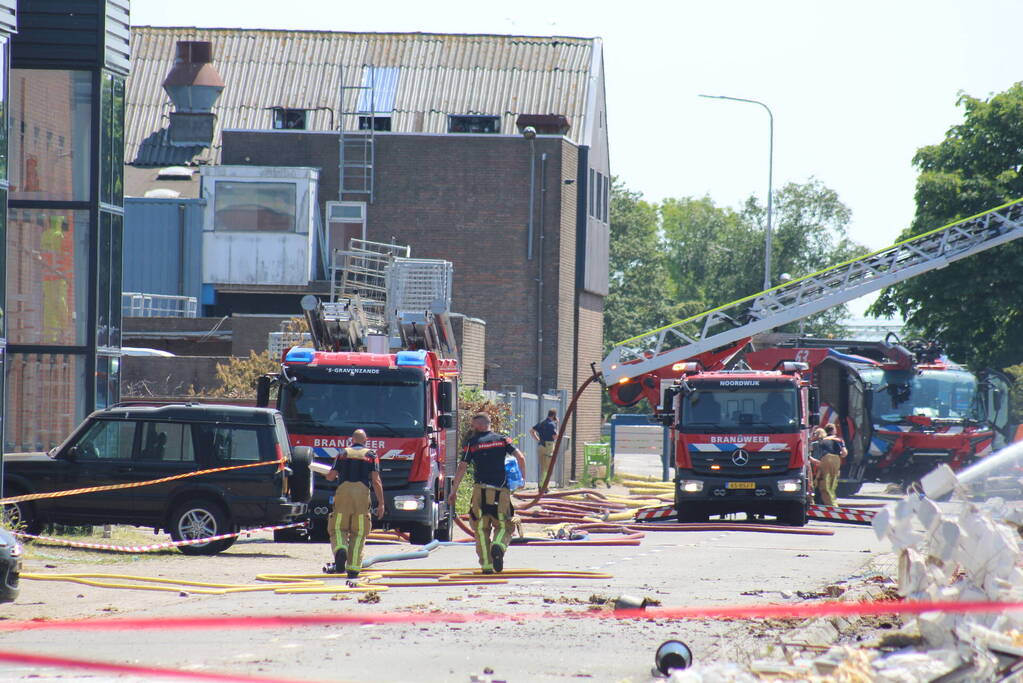 Crashtender ingezet bij nablussen zeer grote industriebrand