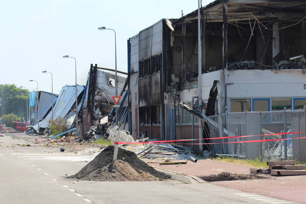 Crashtender ingezet bij nablussen zeer grote industriebrand