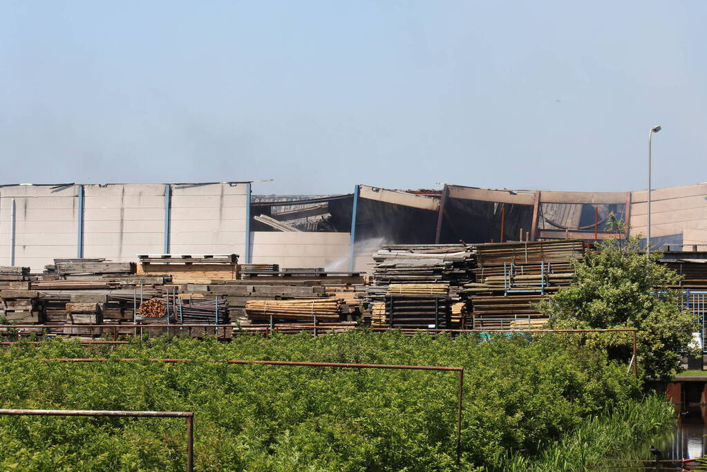 Crashtender ingezet bij nablussen zeer grote industriebrand