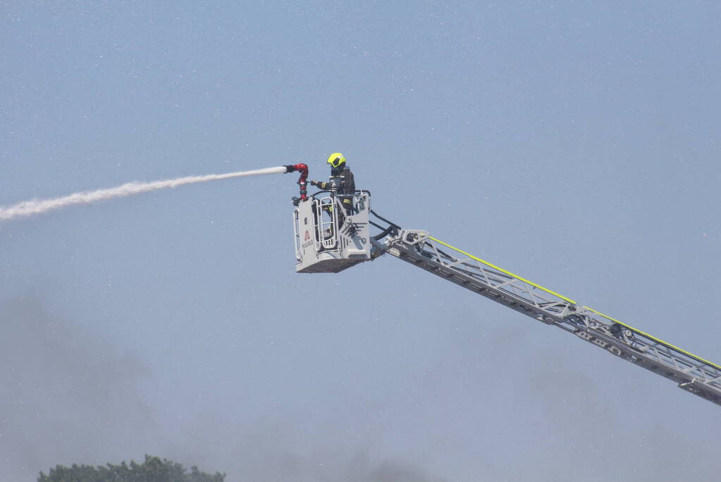 Crashtender ingezet bij nablussen zeer grote industriebrand