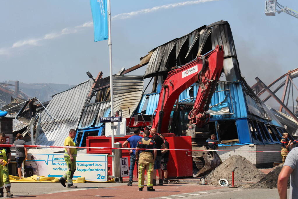 Crashtender ingezet bij nablussen zeer grote industriebrand