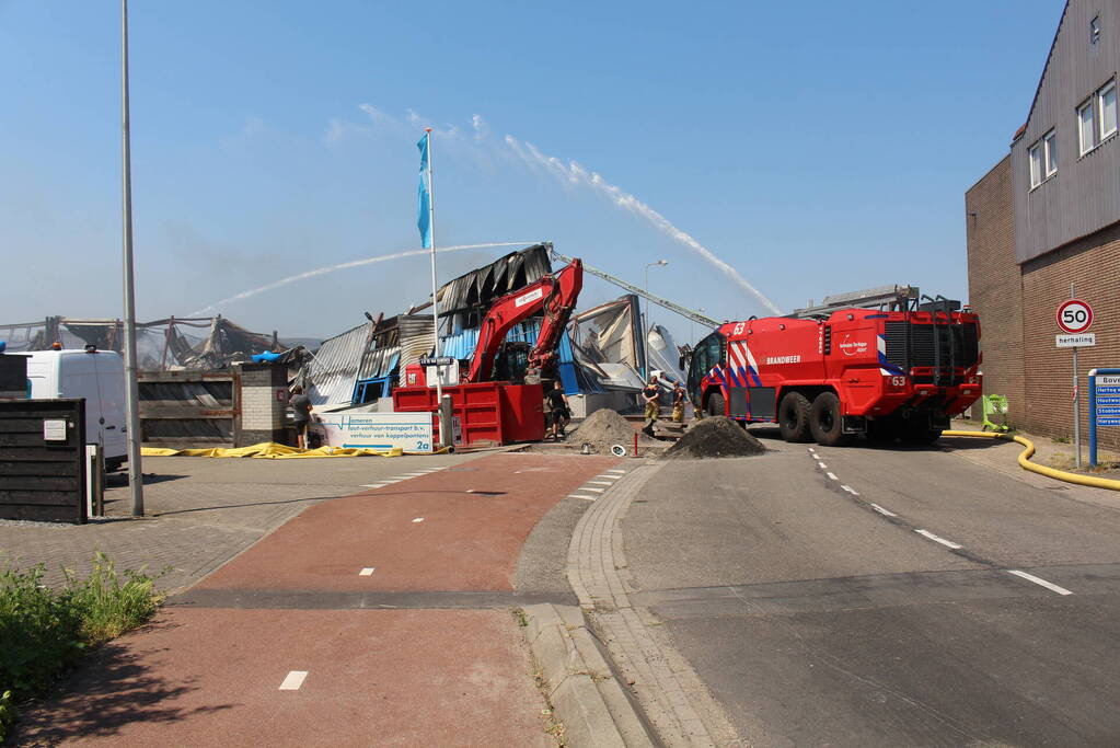 Crashtender ingezet bij nablussen zeer grote industriebrand