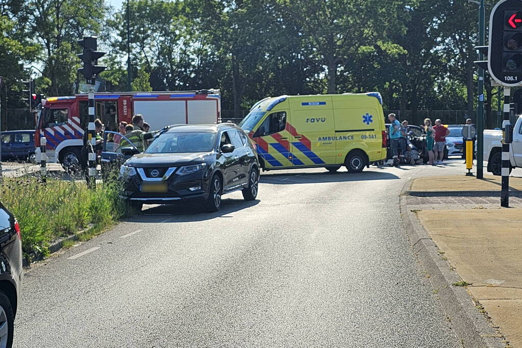 Twee auto's botsen op kruising