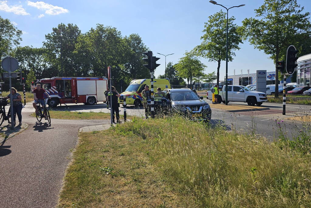 Twee auto's botsen op kruising