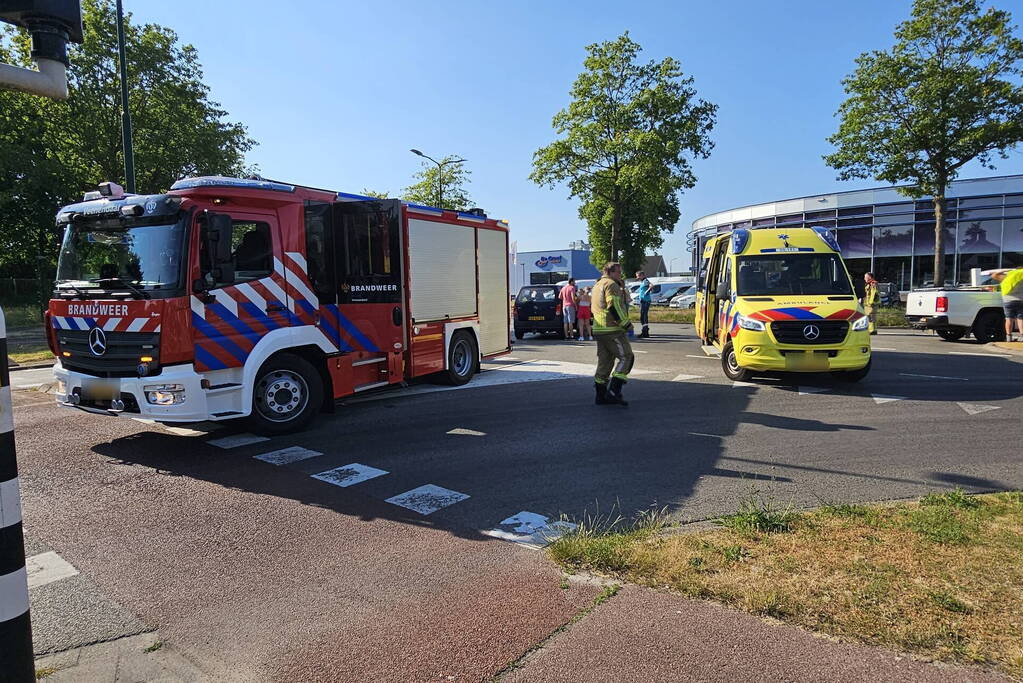 Twee auto's botsen op kruising