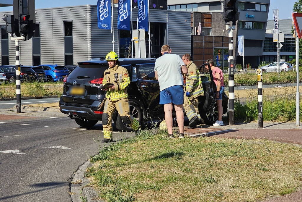 Twee auto's botsen op kruising