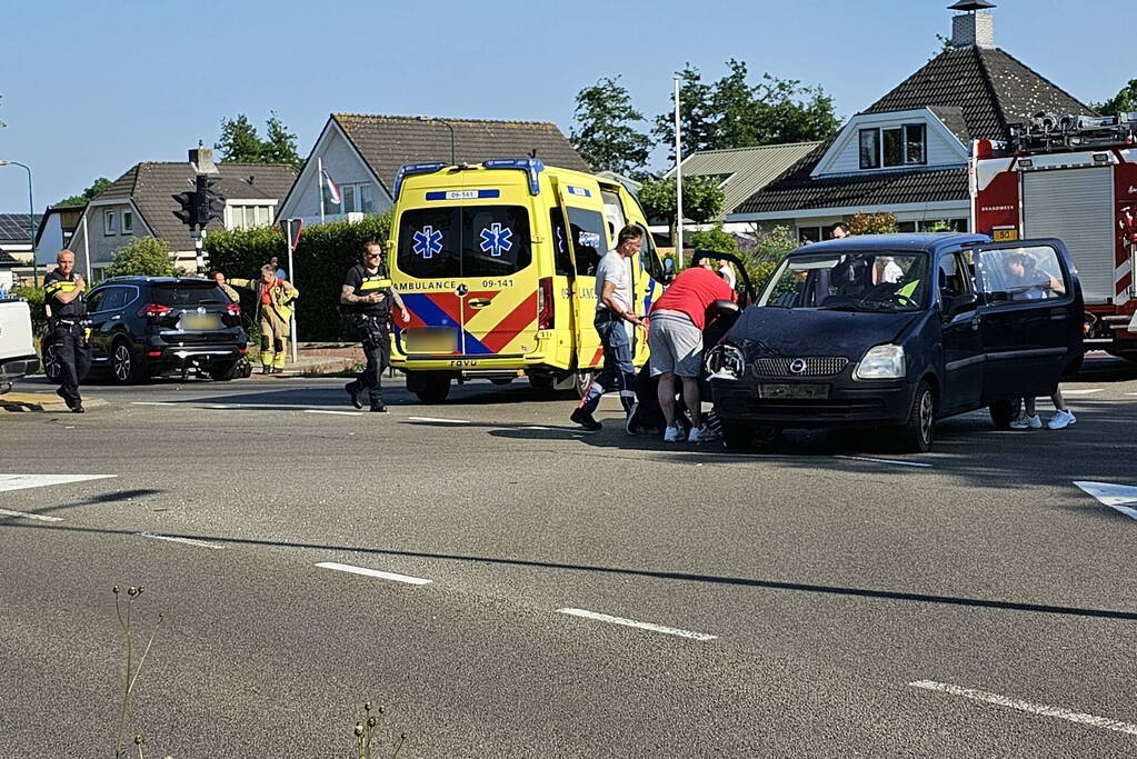 Twee auto's botsen op kruising