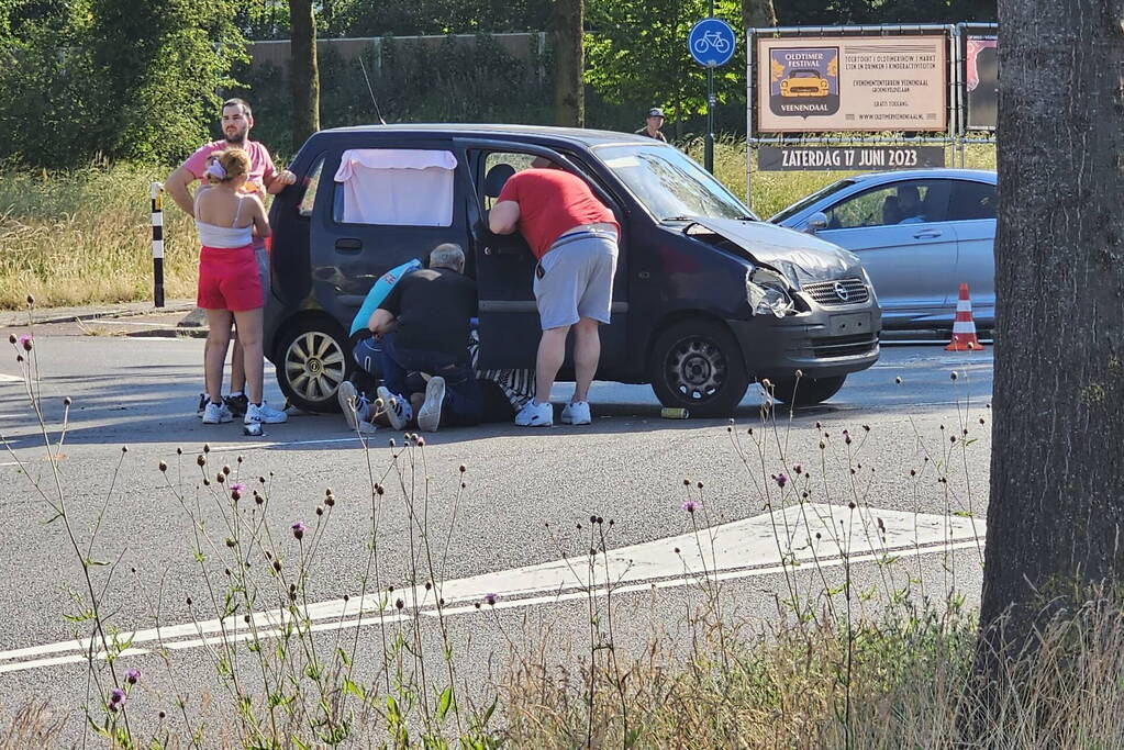 Twee auto's botsen op kruising