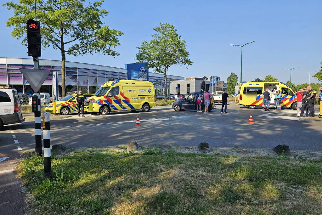 Twee auto's botsen op kruising