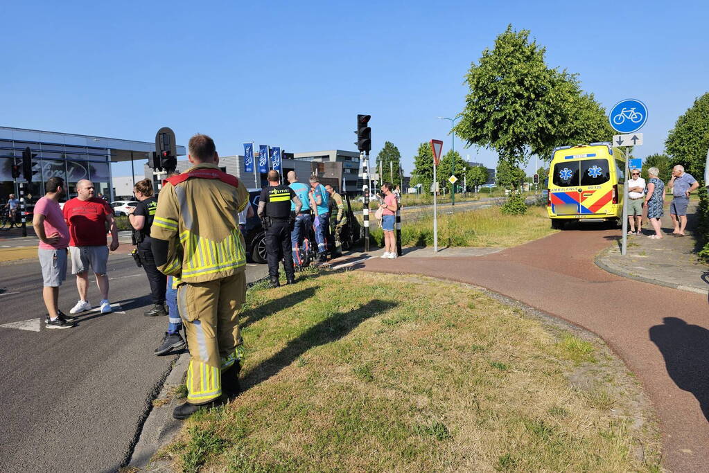 Twee auto's botsen op kruising