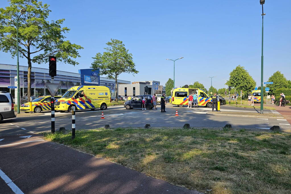 Twee auto's botsen op kruising