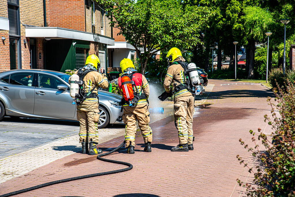 Gasfles vat vlam tijdens onkruidverbranden