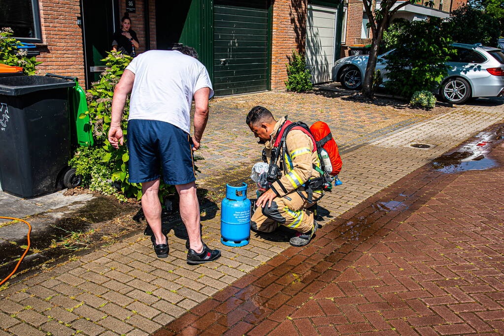Gasfles vat vlam tijdens onkruidverbranden