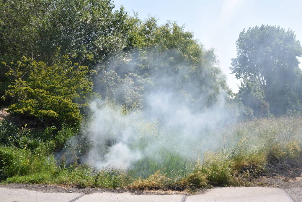 Brand in weiland berm en schuur