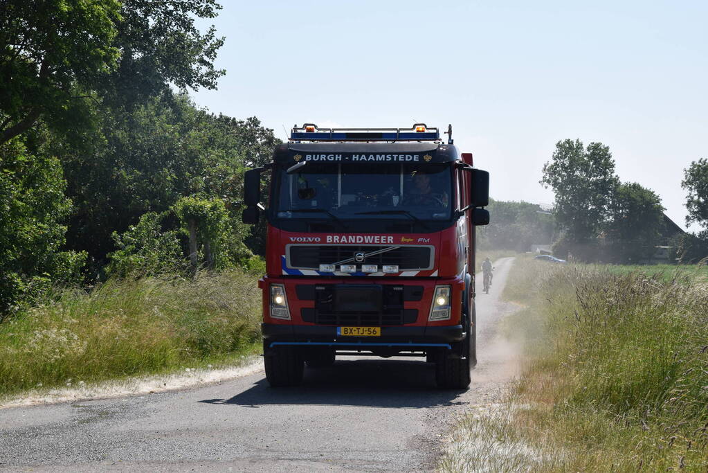 Brand in weiland berm en schuur
