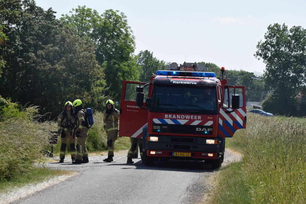 Brand in weiland berm en schuur