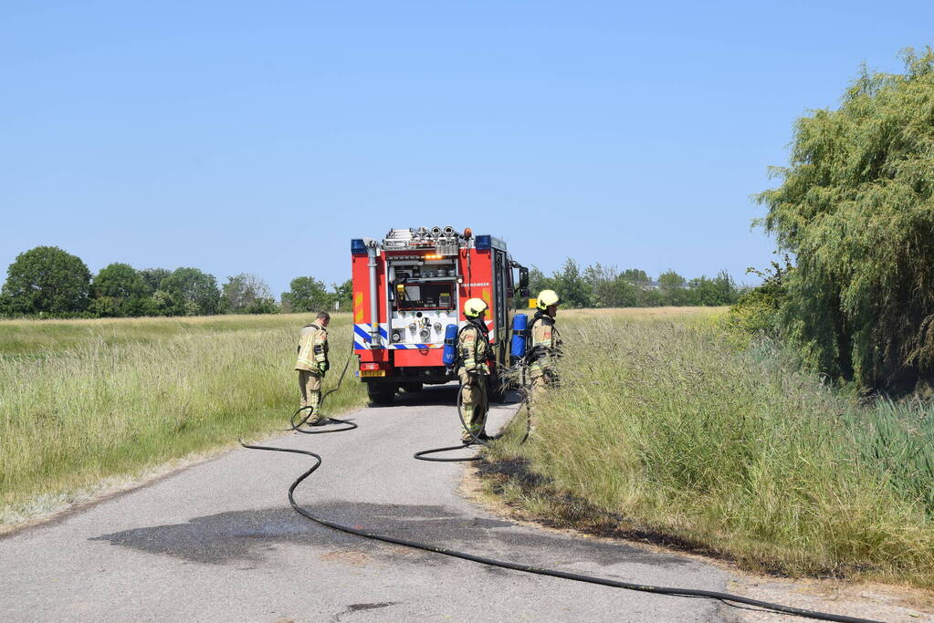 Brand in weiland berm en schuur