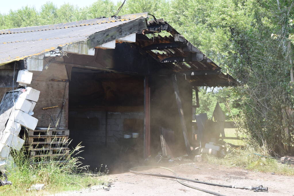 Brand in weiland berm en schuur