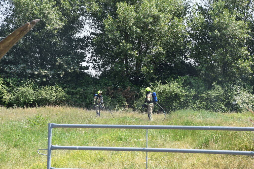 Brand in weiland berm en schuur