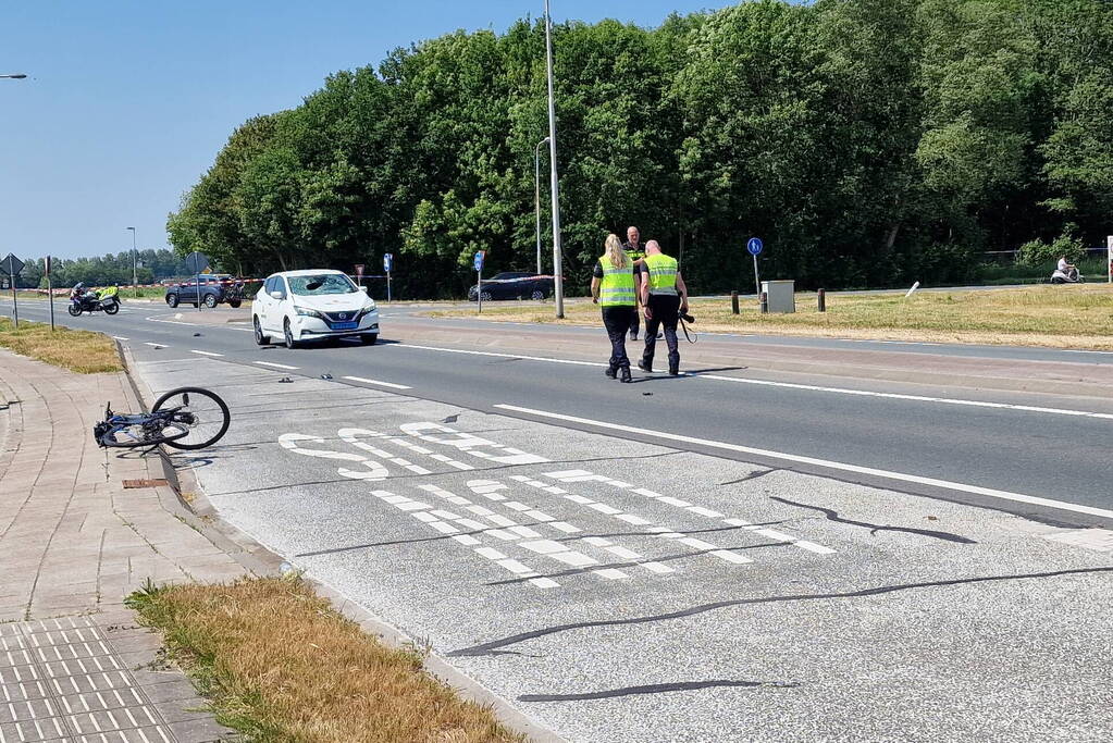 Fietser zwaargewond bij aanrijding met taxi