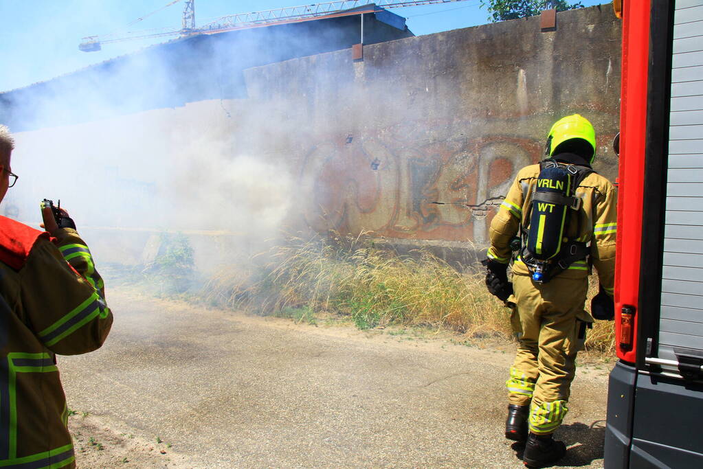 Brandweer voorkomt overslag naar loods